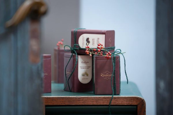 Noisettes enrobées de chocolat noir et de sel
